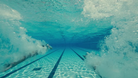 Zwei-Frauen-Tauchen-In-Einem-Schwimmbad-In-Zeitlupe,-Blasen-Und-Klares-Wasser